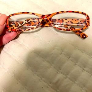 Reading glasses the good shape and there lenses aren’t broken